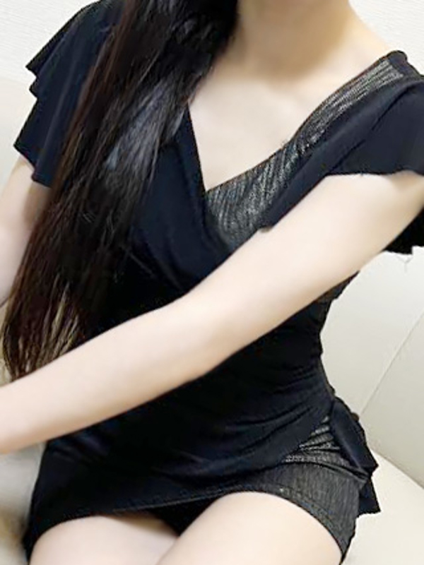 知念まりな